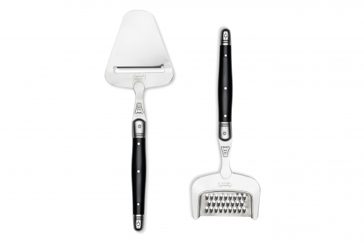 Kaasschaaf en kaasrasp in houten tray