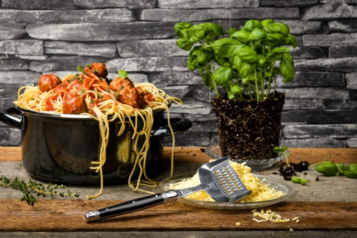 Kaasschaaf en kaasrasp in houten tray