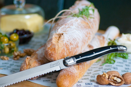 Broodmes zwart in houten tray