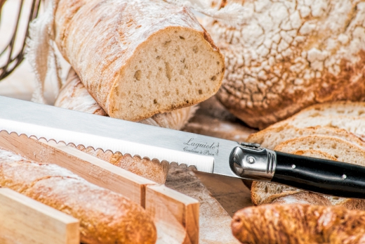 Broodmes zwart in houten tray