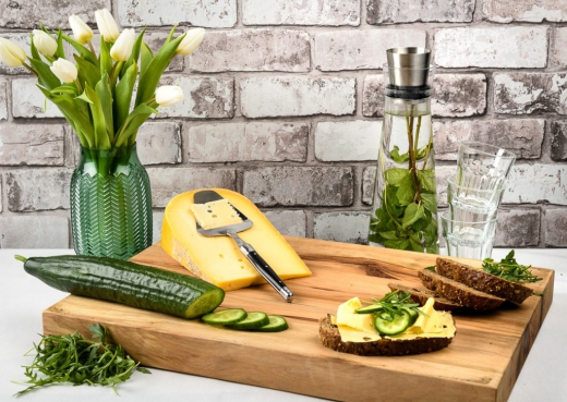 Kaasschaaf en kaasrasp in houten tray