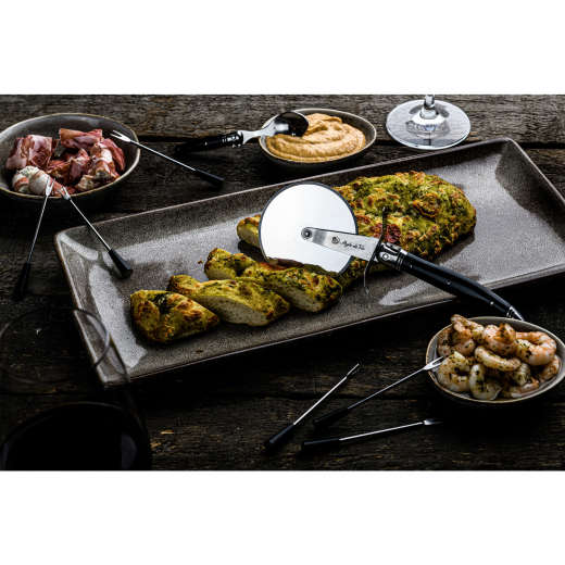 Pizzasnijder zwart met plank acaciahout