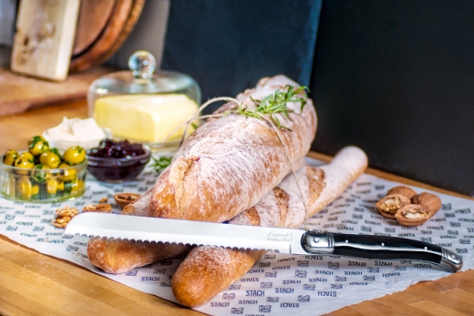 Broodmes zwart in houten tray