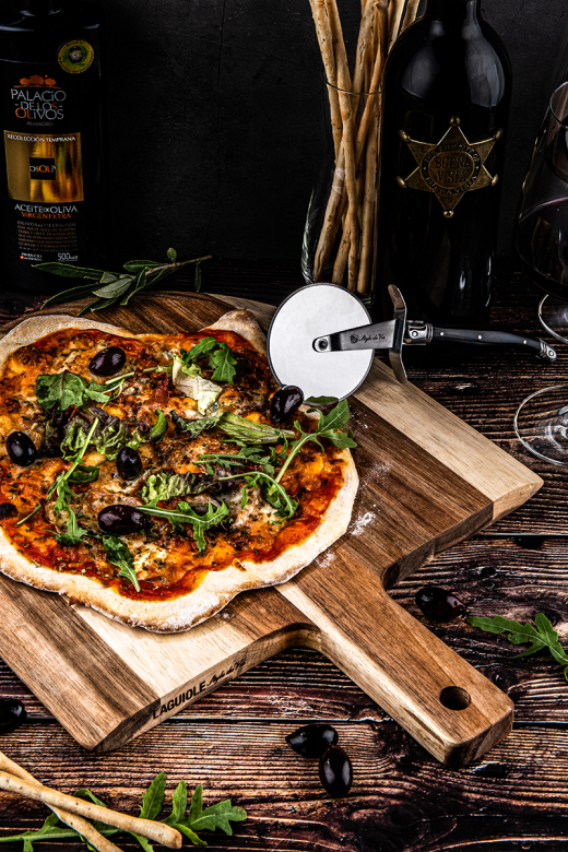 Pizzasnijder zwart met plank acaciahout