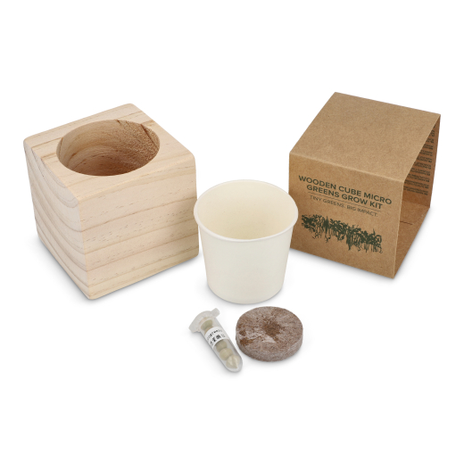 Houten plantenpotje met kiemgroenten